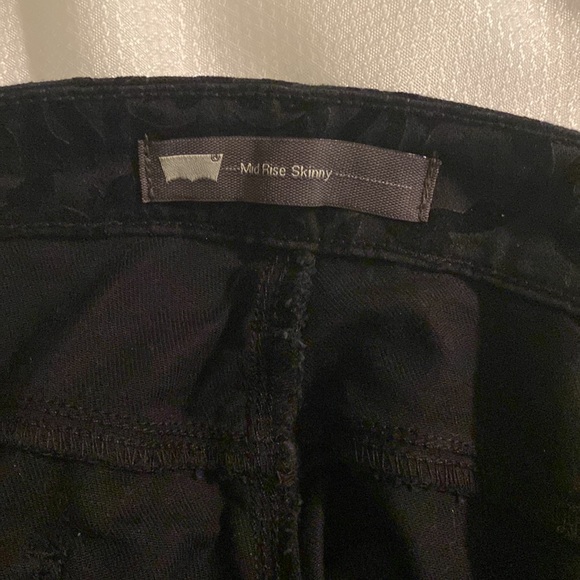 Levi’s size 6 black jeans with velvet detail.  Only worn once. - Picture 3 of 5